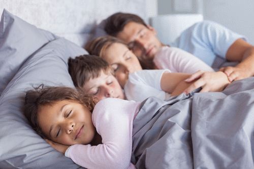 Стоит ли ребенку спать с родителями и как отучить его от этого | Бибиколь - Детское питание на основе козьего молока