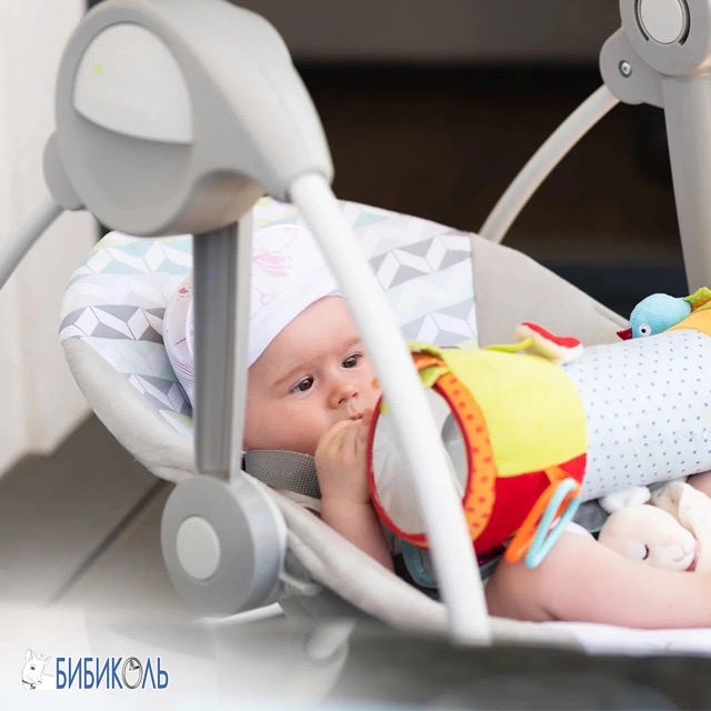 Ребенок в люльке