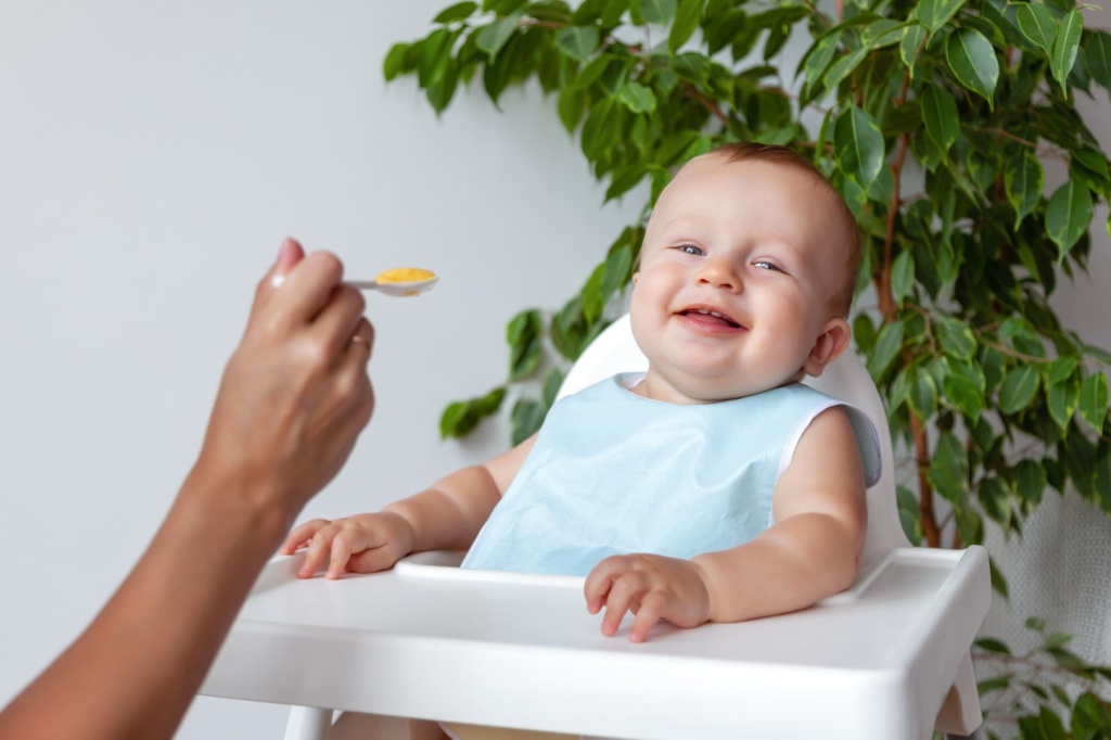 Грудничка кормят с ложки