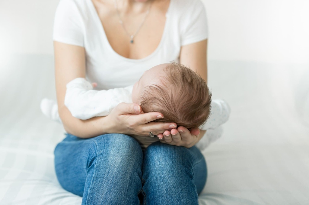 Младенец на руках мамы