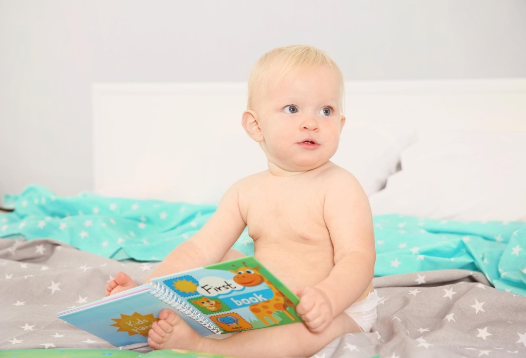 Малыш рассматривает книжку